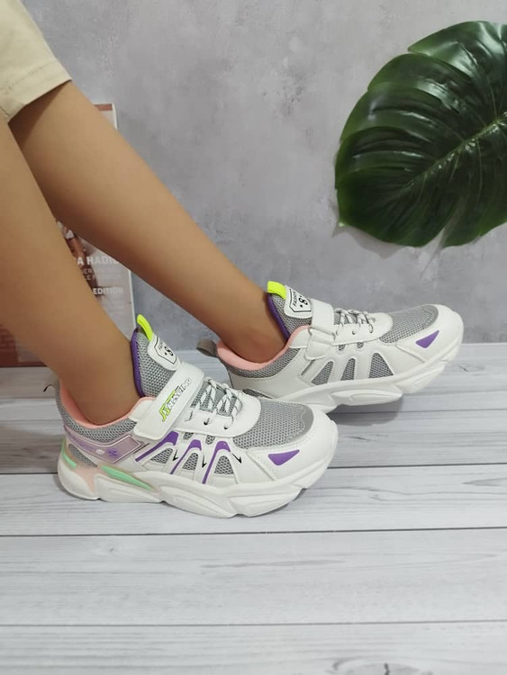 خرید کتونی جدید بچگانه