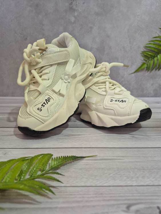 کتونی سفید بچگانه